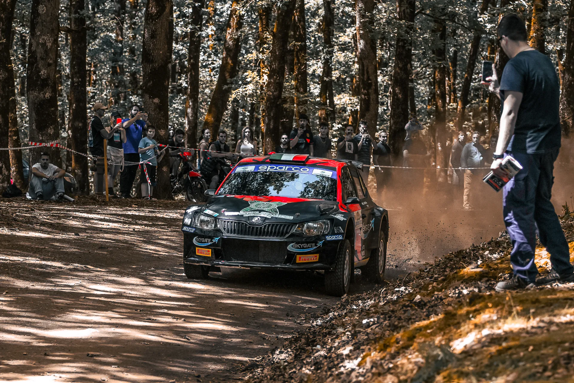 Max Rendina ed Emanuele Inglesi in gara tra gli alberi con la Škoda Fabia R5