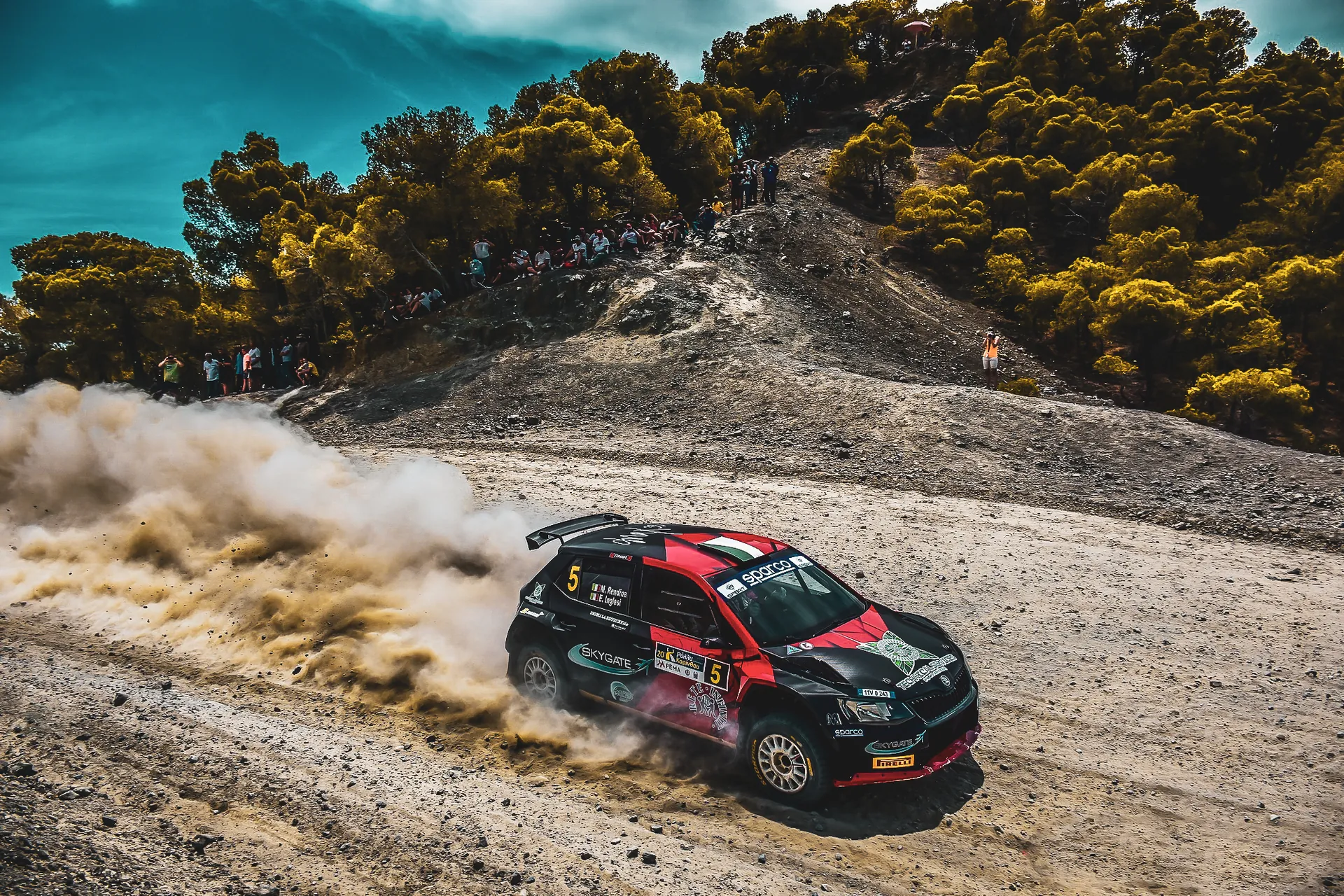 La Škoda Fabia R5 di Max Rendina su una strada sterrata in Grecia