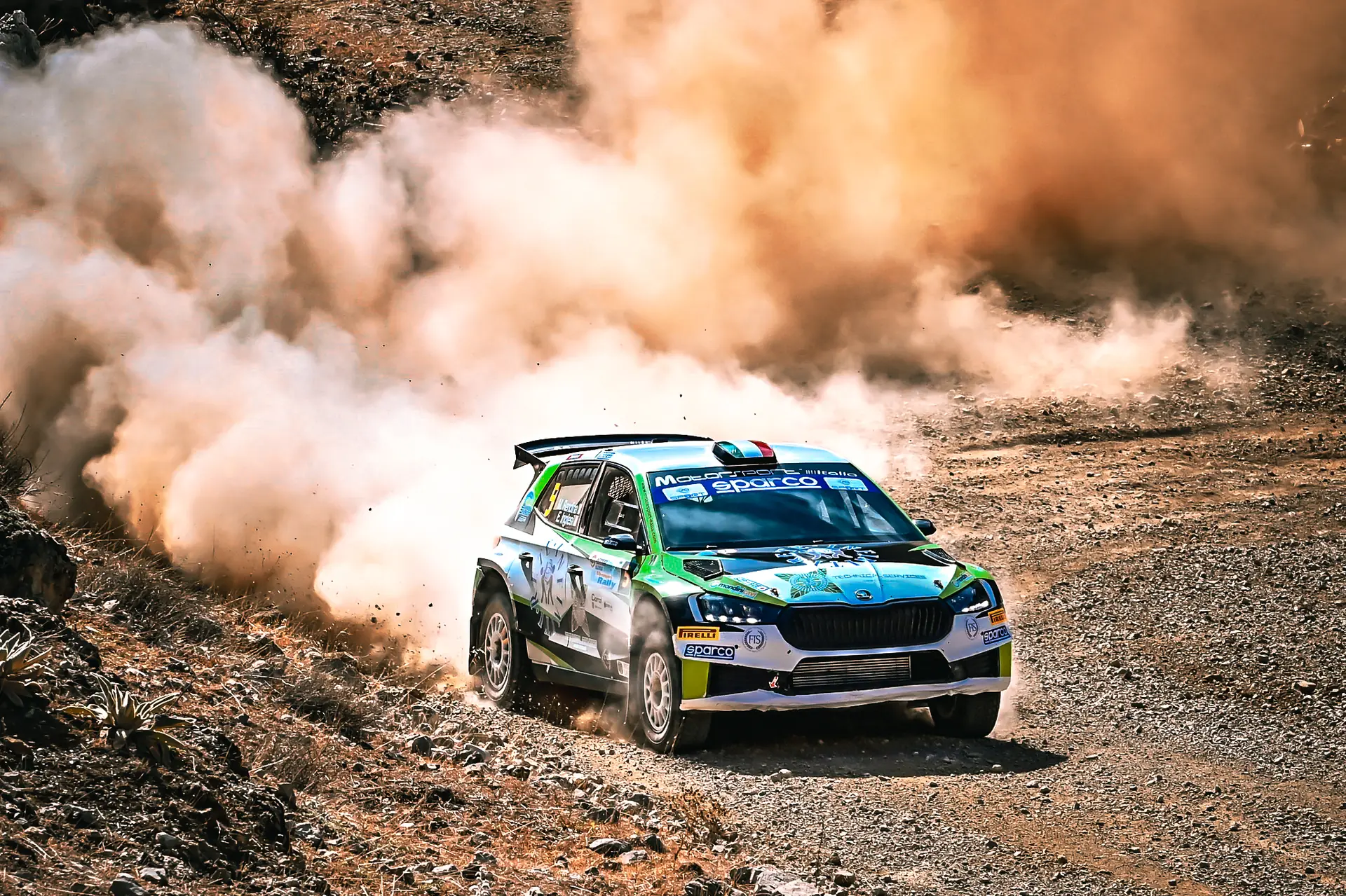 La Škoda Fabia di Max Rendina solleva una nuvola di terra in gara