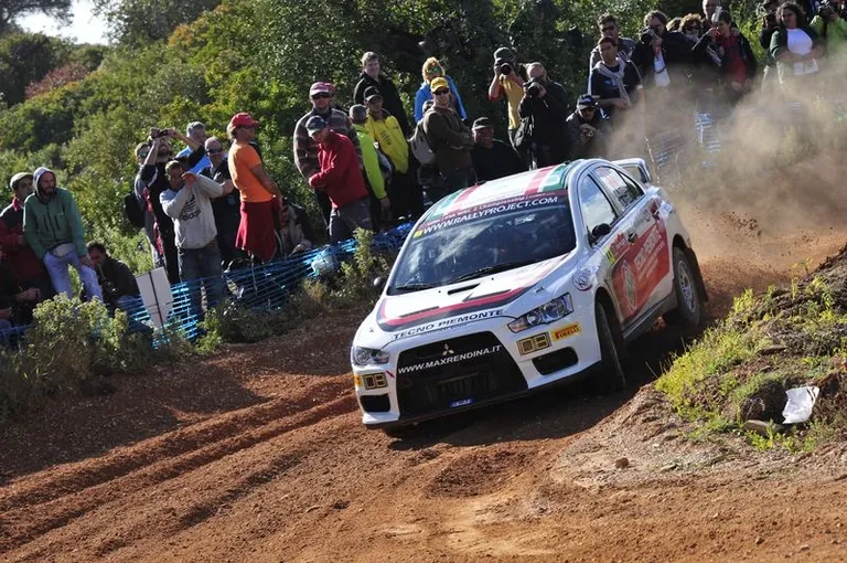 La Mitsubishi di Max Rendina affronta un salto durante un rally