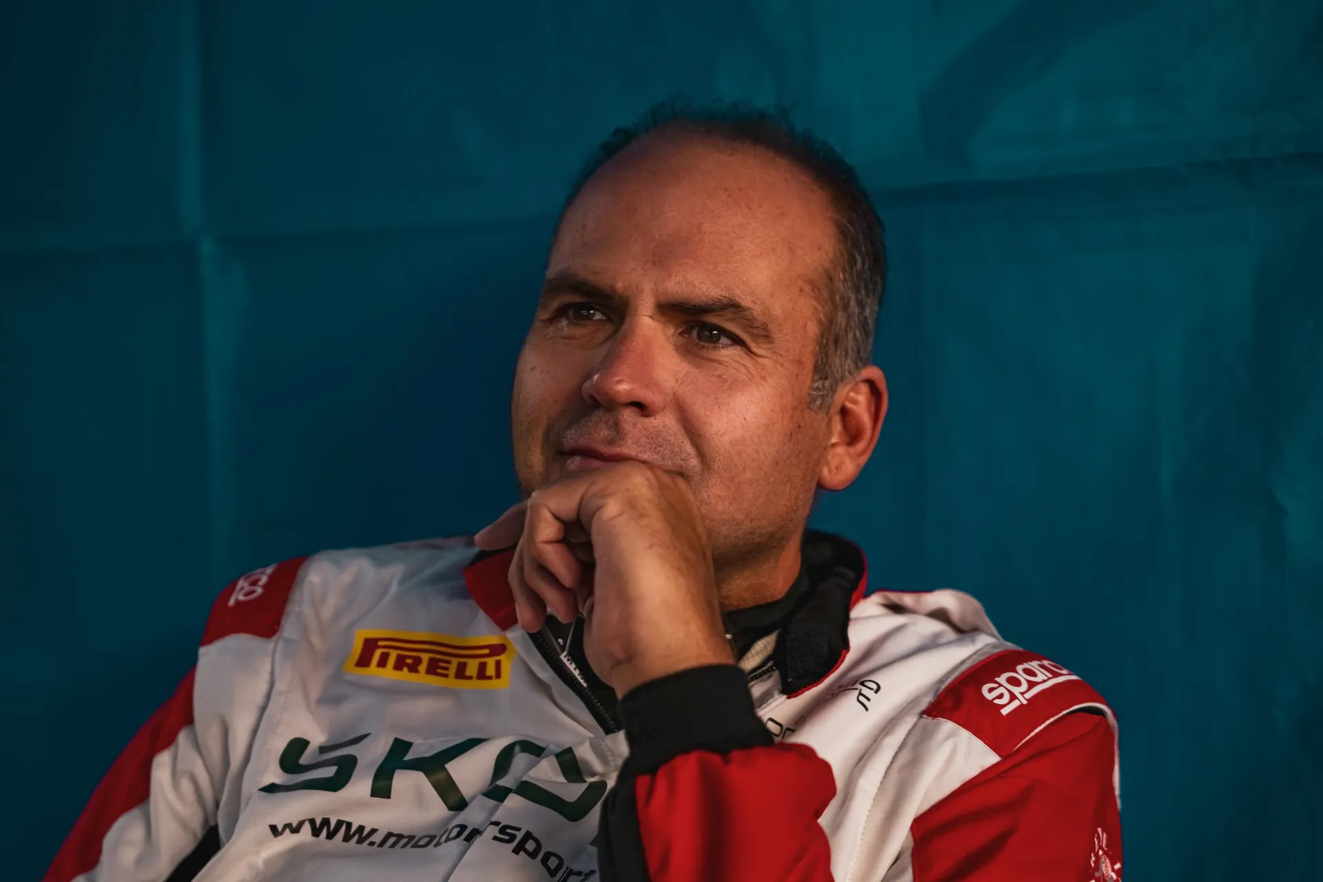 Ritratto di Max Rendina in tuta da gara