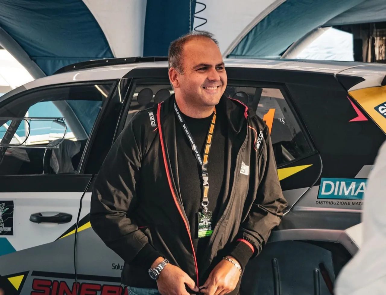 Max Rendina accanto alle vetture di Motorsport Italia